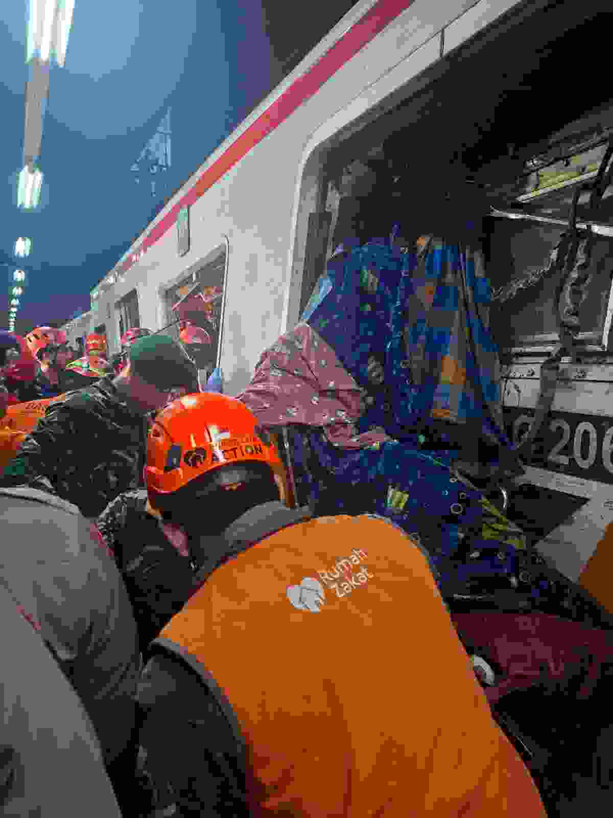 Rumah Zakat Terjunkan Relawan Bantu Evakuasi Korban Kecelakaan KRL di Bekasi Timur